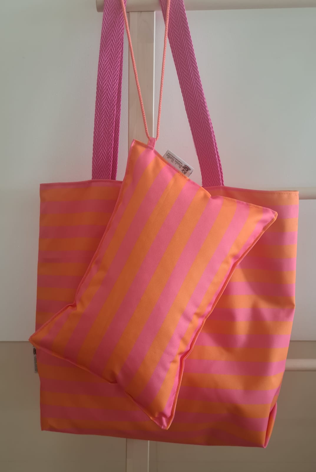 Conjunto saco e almofada de praia riscas laranja e rosa