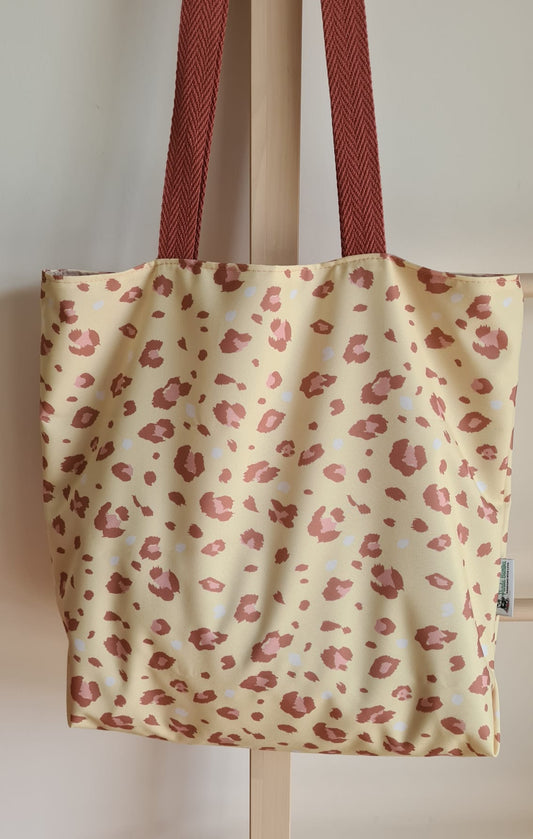 Saco de praia leopardo com fundo amarelo